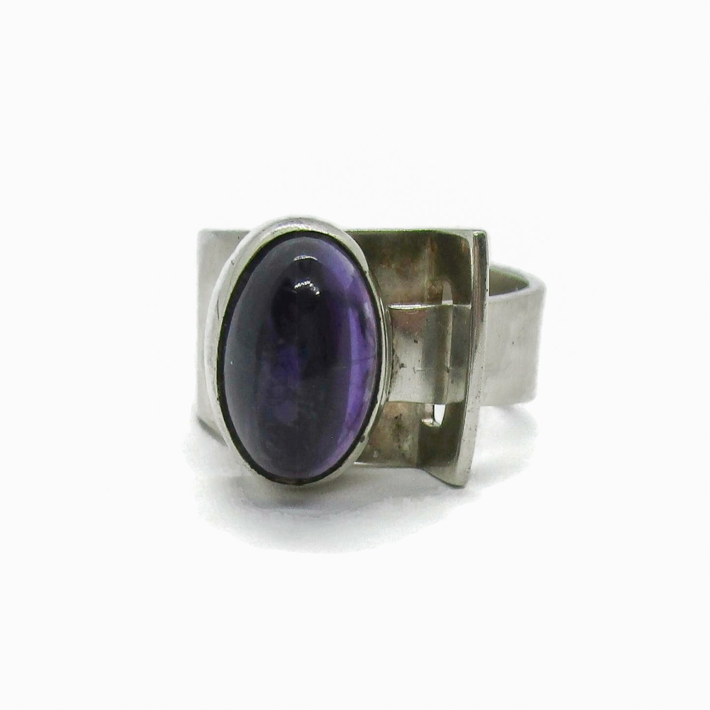 Front view of a sterling silver and amethyst ring by Kupittaan Kulta Finland